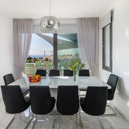 Andromeda, Sea Caves Vila *